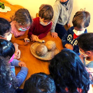 Crianças do jardim de infância preparando o lanche na época de São João