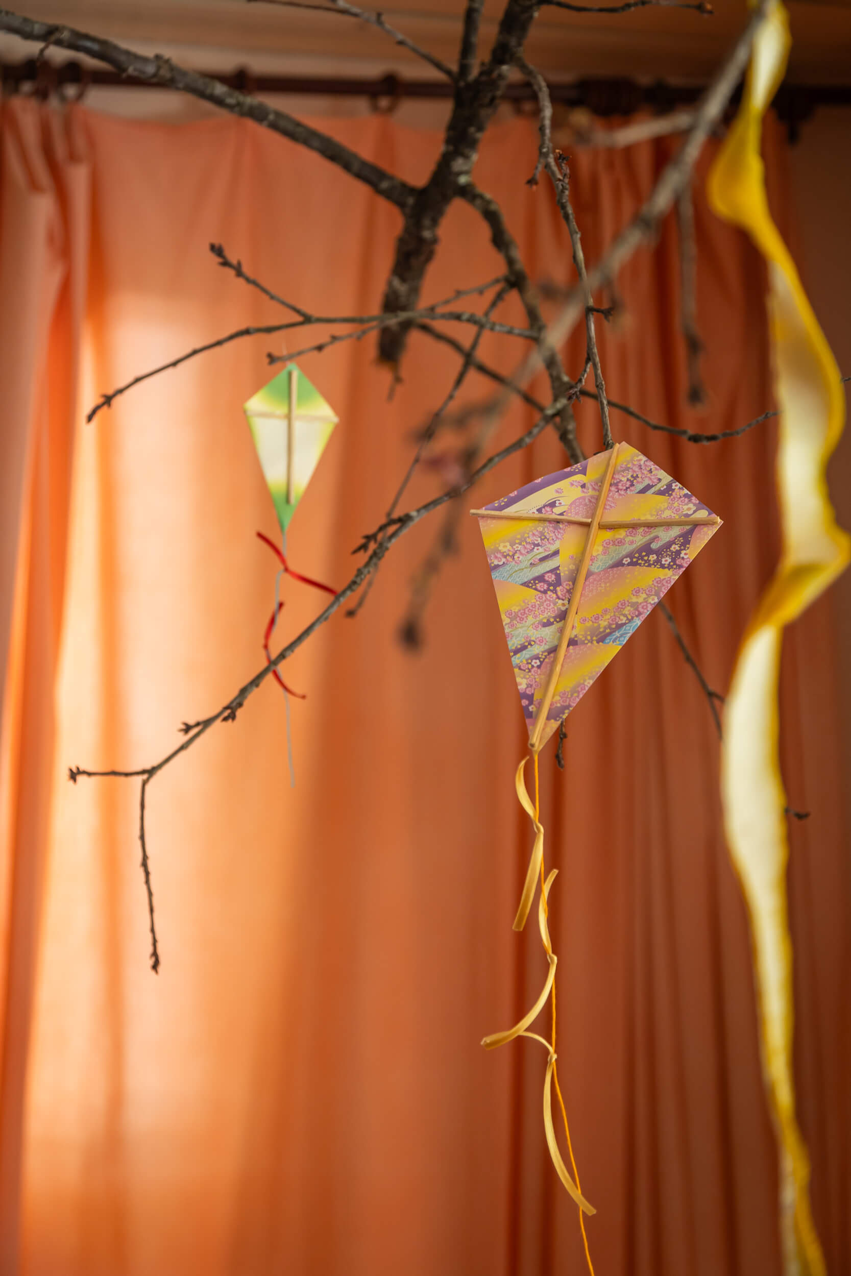Pipa colorida enfeitando teto da sala de aula do maternal ou jardim de infância da Escola Waldorf Rudolf Steiner, simbolizando época do ano.