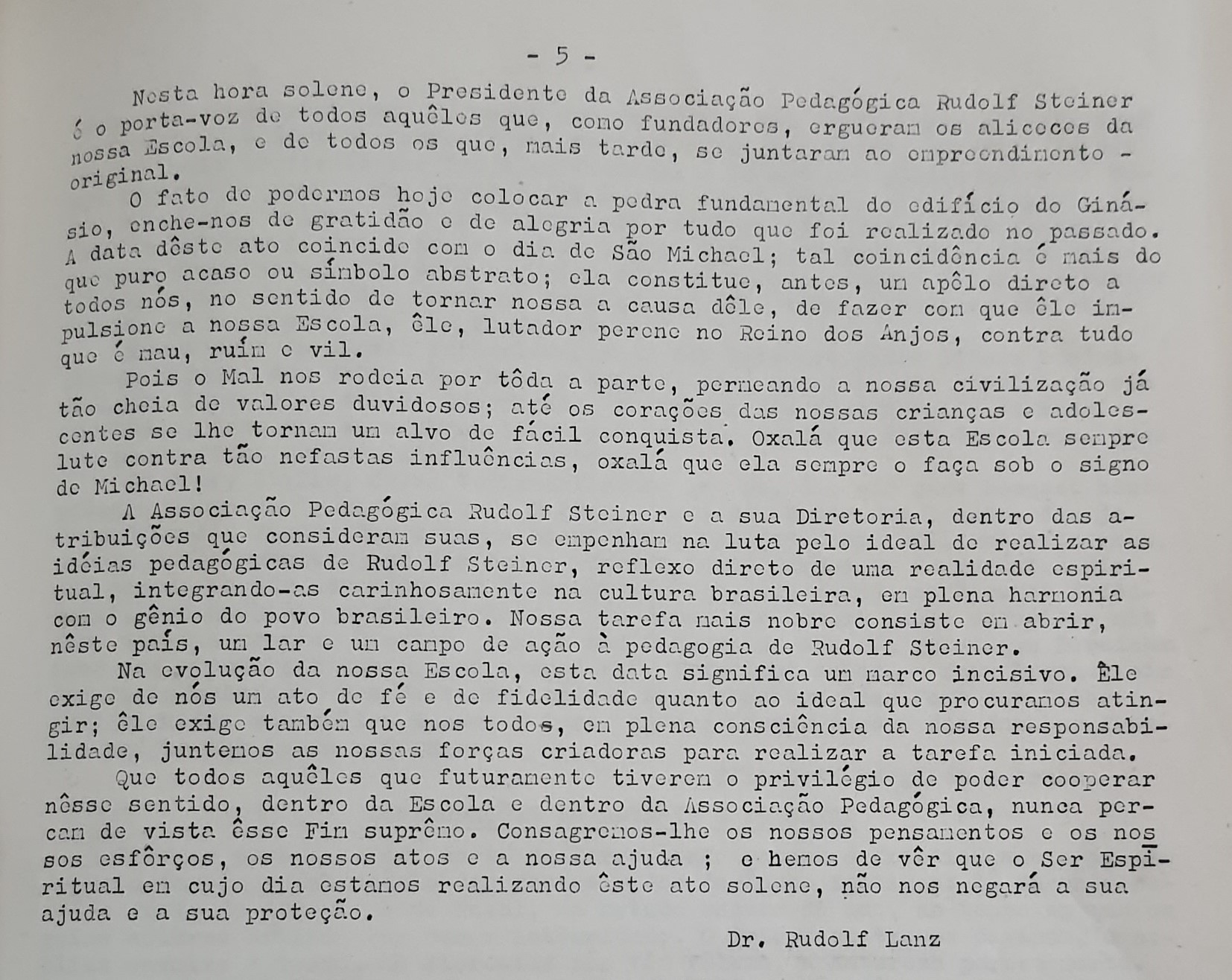 Em 1962, já em sua nova casa, os alunos estavam comemorando, no dia de São Micael, a construção do prédio do ginásio.