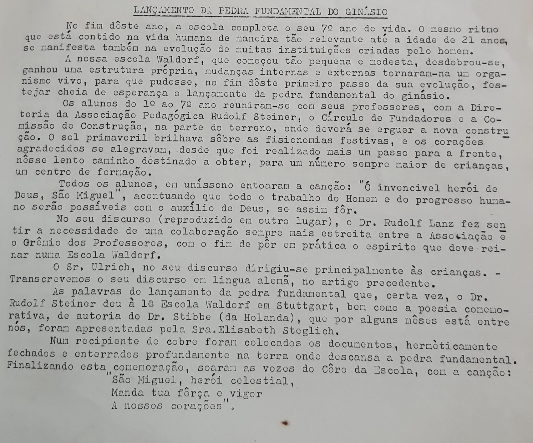 Em 1962, já em sua nova casa, os alunos estavam comemorando, no dia de São Micael, a construção do prédio do ginásio.