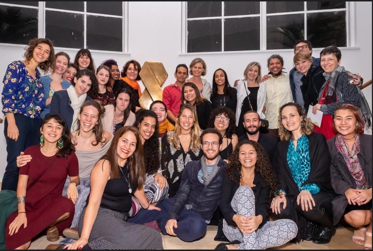 Fileira superior: Alexa Nader Rotermund; Maria Gabriela Sanchez; Brenda Freitas; Paula Reverdy; Olivia Schmidt; Maria Julia Silvestre; Josielma Santos; Vera Parasmo; Sarah Sant’Ana; Sofia Santoro, Everton Ormundo, Helena Soares, Melanie Guerra (diretora), Nathalia Machado, Florencia Guglielmo (docente), Luciano Prates, Marcelo Rito (coordenador), Marina Bresslau, Luciana Betti (docente). Fileira Inferior: Luiza Kassawara, Konstanze Andriessen Merquides, Gisele Bezian, Tainá dos Santos, Gabriela de Sá Nunes, Rafael Vitielo, Leticia Chirata, Felipe Ramos, Marina Santos, Karina Romano, Luiza Tomitsuka