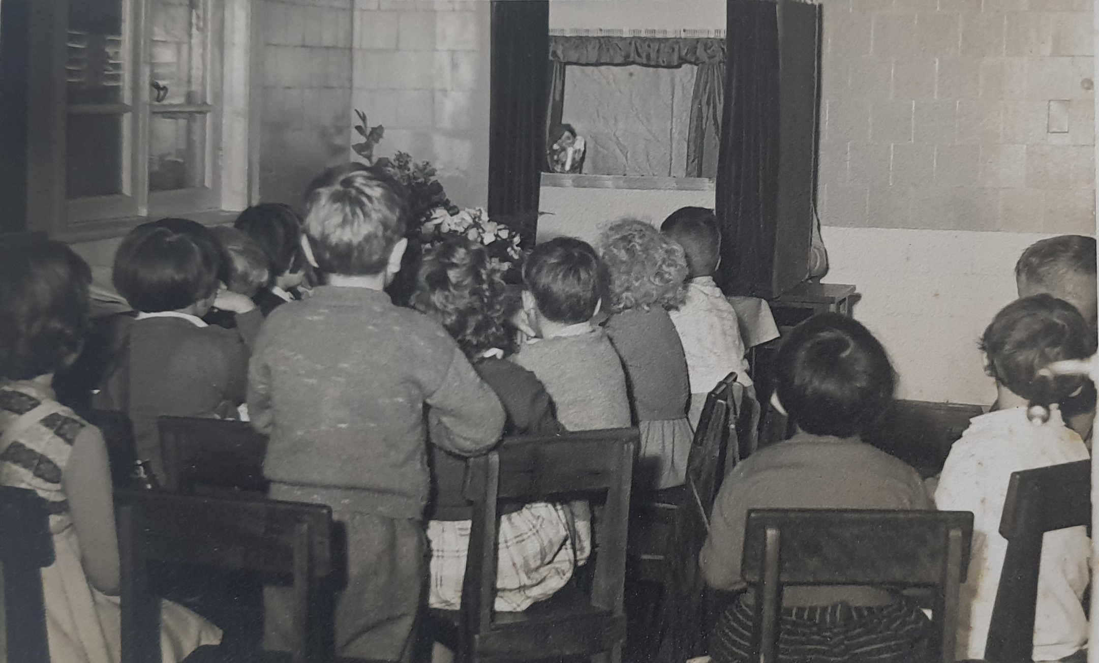 Estudantes assistindo um teatro de marionetes