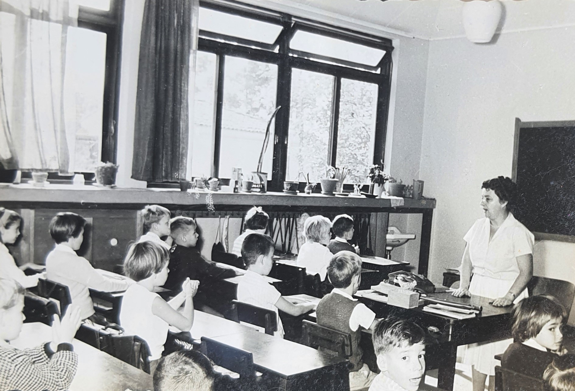 Alunos e professora em sala de aula do Ensino Fundamental.