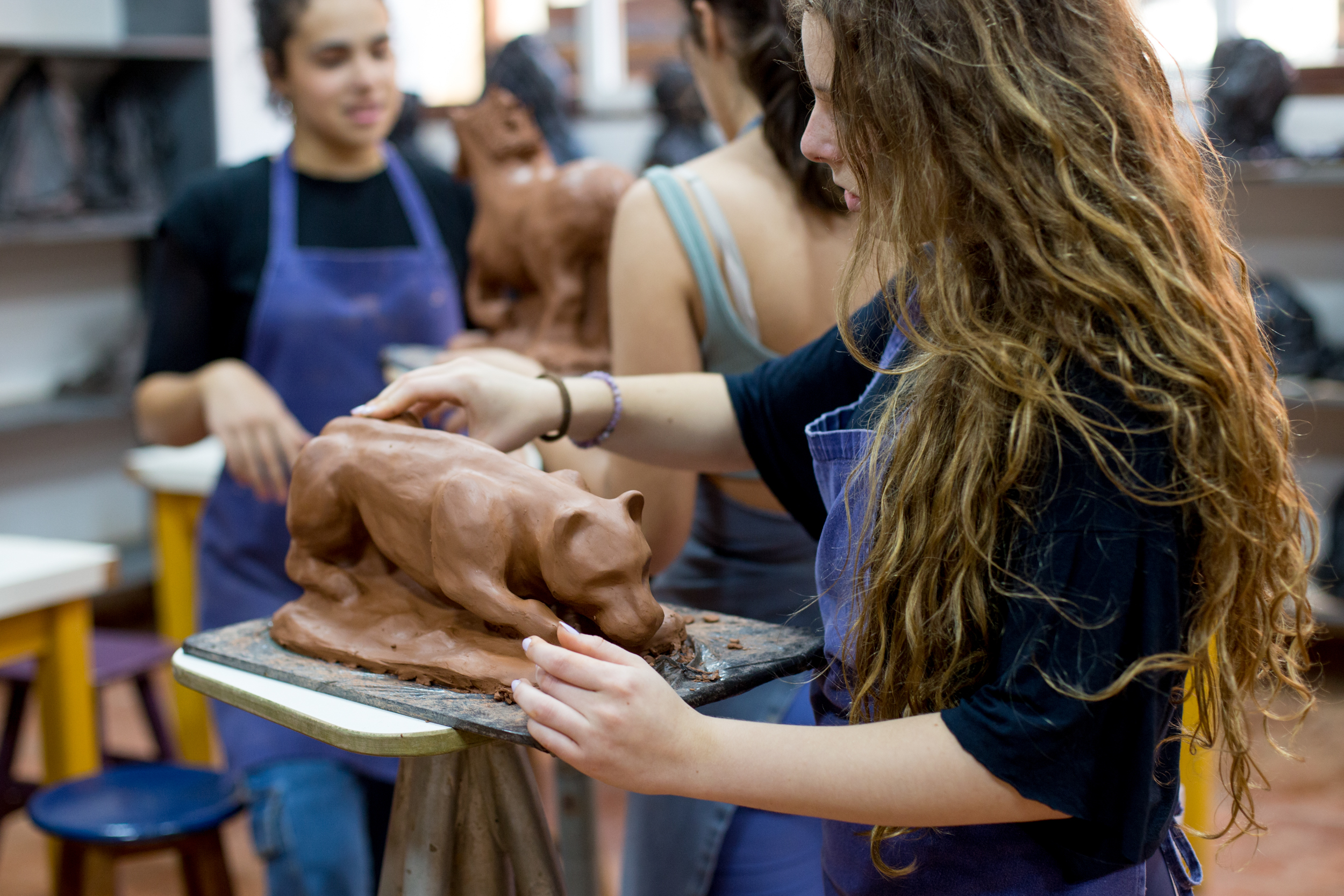 Aluna esculpindo um animal em argila em aula de modelagem na Escola Waldorf Rudolf Steiner.